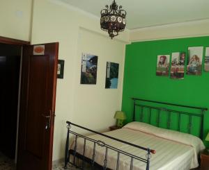 特拉帕尼因特拉巴托洛住宿加早餐旅馆的一间卧室设有绿色的墙壁和一张床