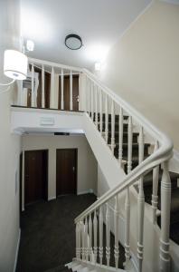 斯维诺乌伊希切Villa Baltica的白色楼梯间房子的楼梯