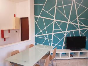 帕维亚LAB42 City & San Matteo Apartment - 2 Bedrooms的一间设有白色桌子和墙壁的用餐室