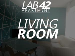 帕维亚LAB42 City & San Matteo Apartment - 2 Bedrooms的客厅设有餐桌和客厅标志