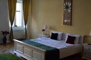 布拉索夫Casa Krone - Piața Sfatului的卧室配有一张带绿毯的大型白色床