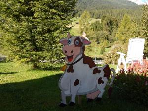 帕多拉Residence La Pineta的站在草地上的牛雕像