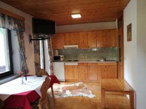莫斯特拉纳Turisticna Kmetija Psnak的一间带桌子的厨房和一间带木制橱柜的厨房