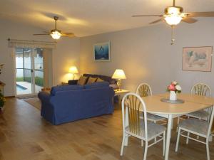 基西米The Florida Pad的客厅配有蓝色的沙发和桌子
