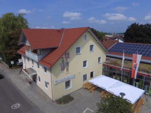 BetzigauGasthof Hirsch Betzigau的享有带太阳能电池板的建筑的顶部景色