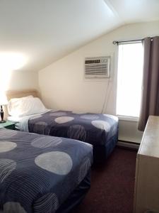 库珀斯敦里士满欧尼酒店的酒店客房设有两张床和窗户。