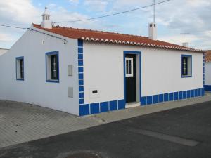 莫托拉Casa da Avó Mina的白色和蓝色的建筑,有红色屋顶
