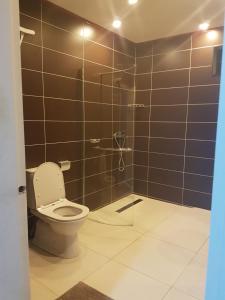 帕拉马里博玛雅公寓的一间带卫生间和玻璃淋浴间的浴室