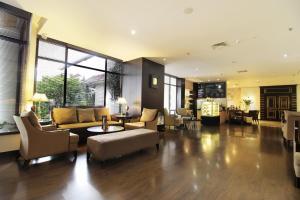 日惹桑提卡普雷米埃尔日惹酒店的客厅配有沙发和桌子