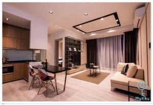 吉隆坡星汇吉隆坡型格麦基全球公寓式酒店的厨房以及带桌子和沙发的客厅。