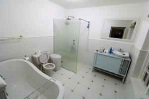 阿尔弗雷德港Cumberland House的带淋浴、卫生间和盥洗盆的浴室