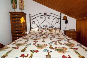 锡古恩萨Casa Rural El Tinte的一间卧室配有一张带花卉床罩的大床