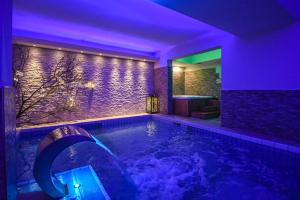 代森扎诺-德尔加达奥利维多酒店的紫色照明的房子里的一个游泳池