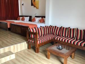 蒂瑟默哈拉默Avonil Resort Yala的客厅配有沙发和1张床