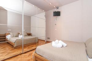 巴塞罗那维夫拉亭迪亚戈奈尔公寓的一间卧室配有两张床和镜子