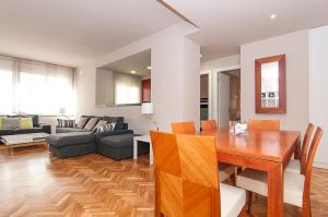 巴塞罗那维夫拉亭迪亚戈奈尔公寓的客厅配有木桌和沙发