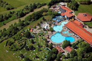 Bungalows am Sonnencamping Albstadt - oberhalb Badkap内部或周边的泳池