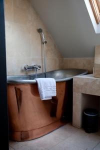 Chilgrove白马宾馆的带浴缸和毛巾的浴室