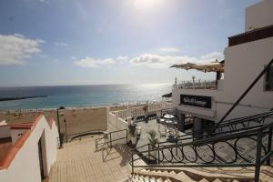 洛斯克里斯蒂亚诺斯Luxury Apartment Cristianos Beachfront的从大楼的阳台上可欣赏到海滩景色