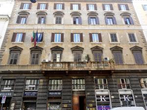 罗马纳齐萨旅馆的一座大建筑,阳台上悬挂着两面旗帜