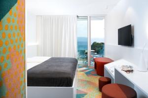 诺维·维诺多尔斯基Aminess Lišanj Family Hotel的酒店客房设有一张床,享有海景。