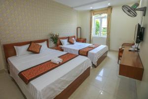 吉婆岛吉婆岛格林酒店 的酒店客房设有两张床和电视。