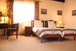 斯瓦科普蒙德索拉哈度假屋的一间卧室设有一张大床和一个窗户。