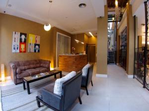布宜诺斯艾利斯巴迪欧斯圣铁莫酒店的客厅配有沙发和桌子