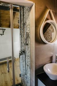 塞图巴尔Casa Roaz的带淋浴和盥洗盆的浴室
