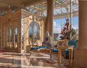 斯特雷萨Grand Hotel des Iles Borromées & SPA的客厅配有家具和大窗户。
