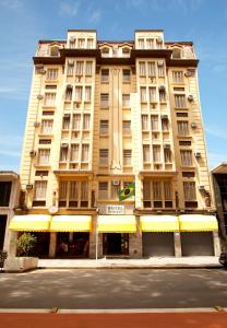 圣保罗Hotel Itamarati Centro-República的大楼前街道上的大型建筑