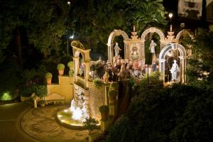 斯特雷萨Grand Hotel des Iles Borromées & SPA的夜间花园,带喷泉的城堡