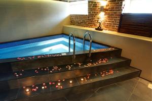 塔林塔林库特兹瓦尔德酒店的设有带按摩浴缸和灯光的浴室