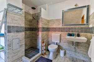 Csendes Dűlő Szőlőbirtok Guesthouse Badacsonyörs的一间浴室