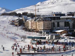 帕斯底拉卡萨Kione Paradís Blanc的一群人,在雪地的滑雪场