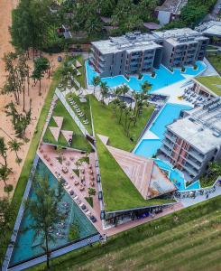 蔻立​考拉貝拉度假酒店 的享有带游泳池的度假村的顶部景致