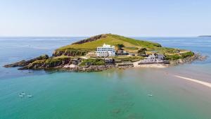 滨海比格伯里Burgh Island Hotel的海洋中的岛屿,上面有一座大建筑