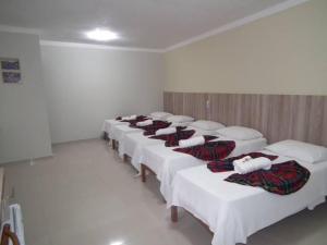 卡舒埃拉特兹德玛科旅馆的房间里的一排白色的床
