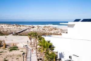 普拉亚德尔瑞伊海滨 - 普拉亚德雷伊高尔夫及海滩度假酒店的从大楼的阳台上可欣赏到海滩景色