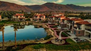 瓜达鲁佩镇El Cielo Resort的享有湖景度假屋的空中景致
