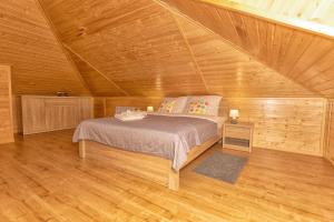 波德拉谢地区亚努夫Domek nad Zalewem的小木屋内一间卧室,配有一张床