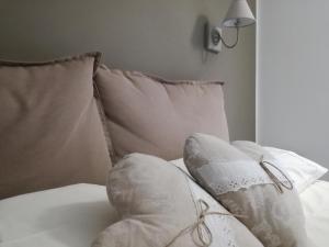 都灵Casa Rossini的一张带枕头的白色床和一盏灯
