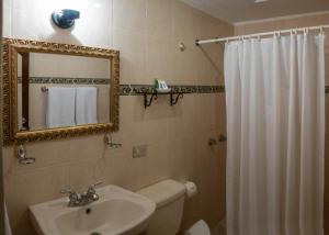 危地马拉Hostal Villa Toscana的一间带水槽和镜子的浴室