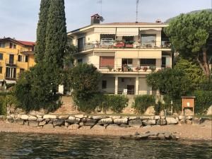 贝拉诺gli oleandri的水体岸边的房子