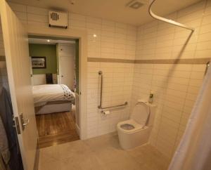 WaiparaWaipara River Estate的一间带卫生间的浴室和一张位于客房内的床。