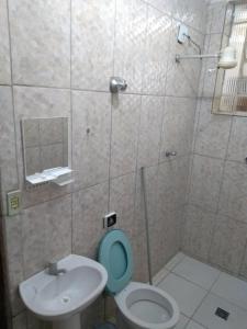 阿帕雷西达Pousada Vitória的浴室设有蓝色的卫生间和水槽。