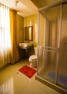 帕卡斯马约El Puerto Hotel的浴室配有卫生间、盥洗盆和淋浴。
