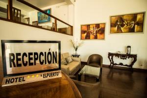 帕卡斯马约El Puerto Hotel的带沙发和电视的客厅