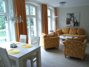 奥斯赛拜-屈隆斯博恩吉艾格斯罗斯赫恩尼恩道尔夫酒店的客厅配有沙发和桌椅