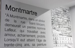 巴黎Hotel Litteraire Marcel Ayme, BW Premier Collection的建筑里的一个标志